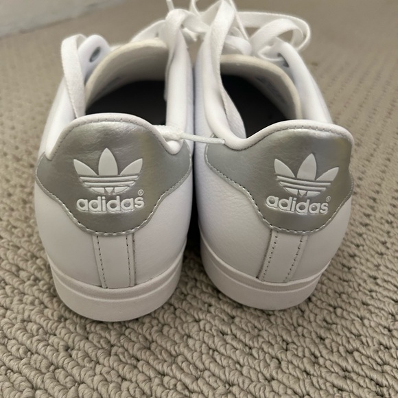 Like new Adidas white sneakers Size  7.5 Women’s - Picture 5 of 5